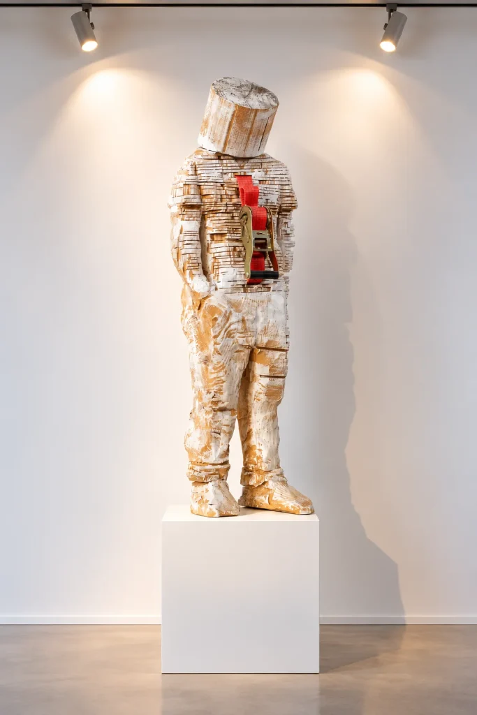 First Man, sculpture en bois réalisée à la tronçonneuse par l'artiste David David