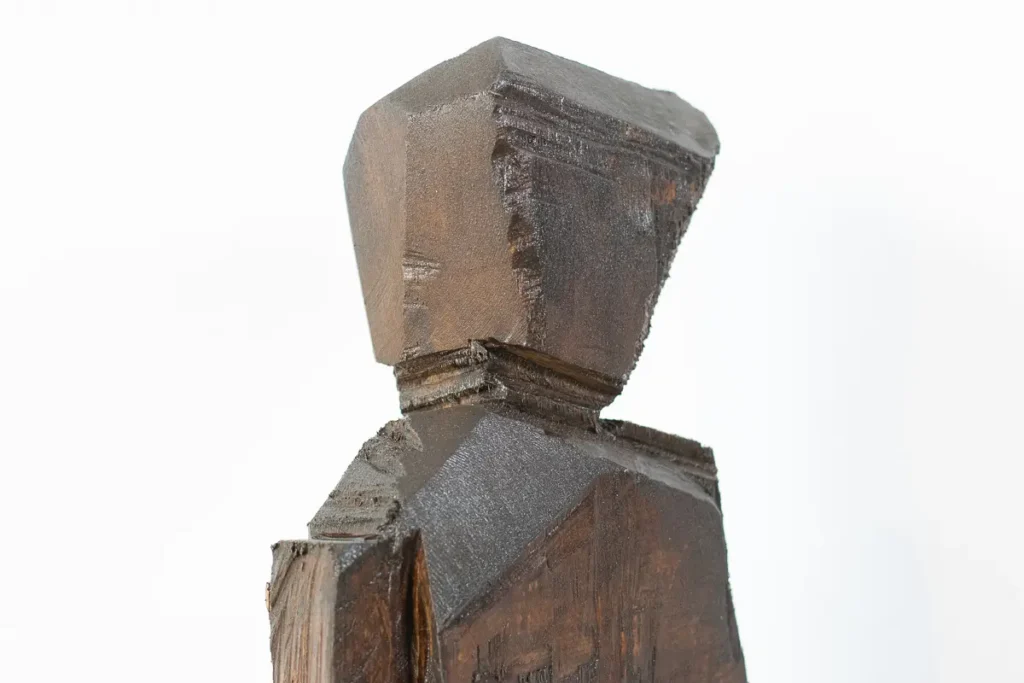 Him, sculpture en bois