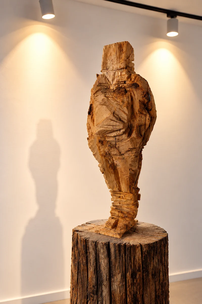 In the Sky, sculpture en bois de 160 cdm réalisée par l'artiste contemporain David David