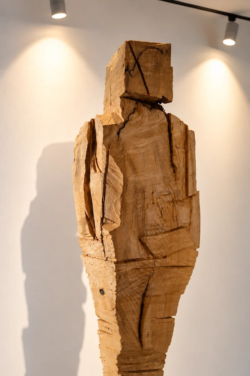 In the Sky - sculpture en bois réalisée à la tronçonneuse pas l'artiste David David