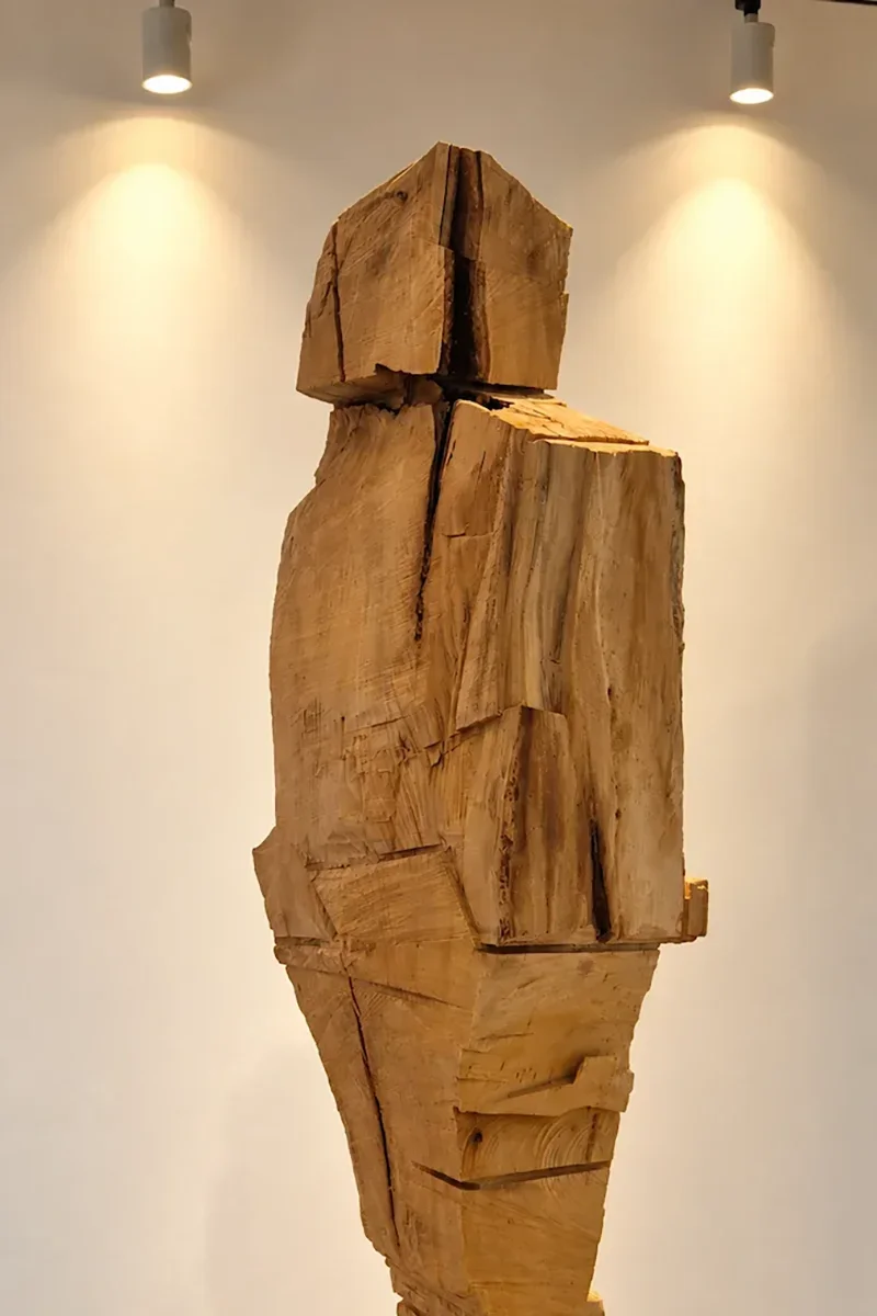 In the Sky - sculpture en bois réalisée à la tronçonneuse pas l'artiste David David